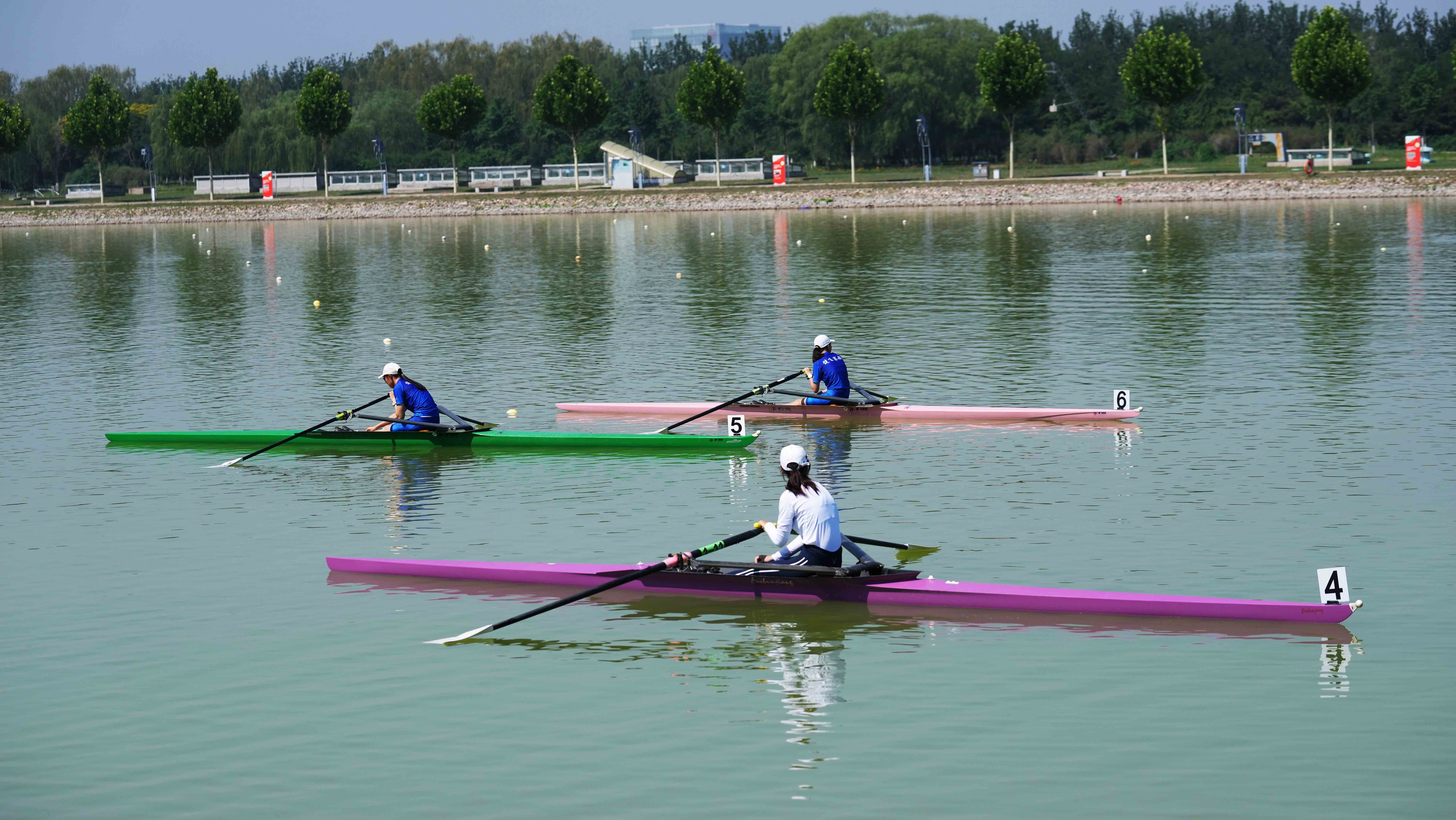 About 500 rowing lovers participate in a rowing event in Beijing
