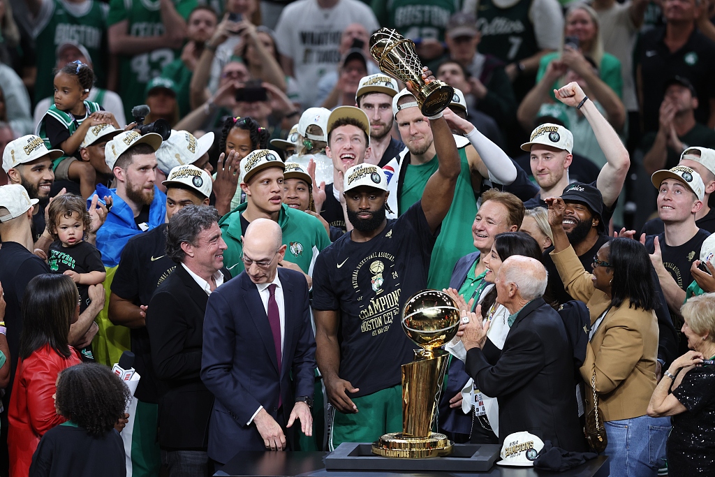 Jaylen Brown (C) of the Boston Celtics celebrates after winning the NBA championship as the NBA Finals MVP at TD Garden in Boston, Massachusetts, June 17, 2024. /CFP