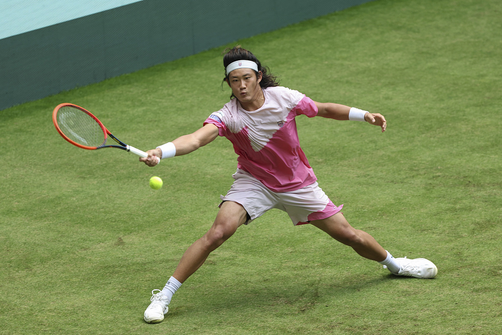 Zhang Zhizhen of China competes in the men's singles first-round match against Sebastian Ofner of Austria at the Halle Open in Halle, Germany, June 17, 2024. /CFP
