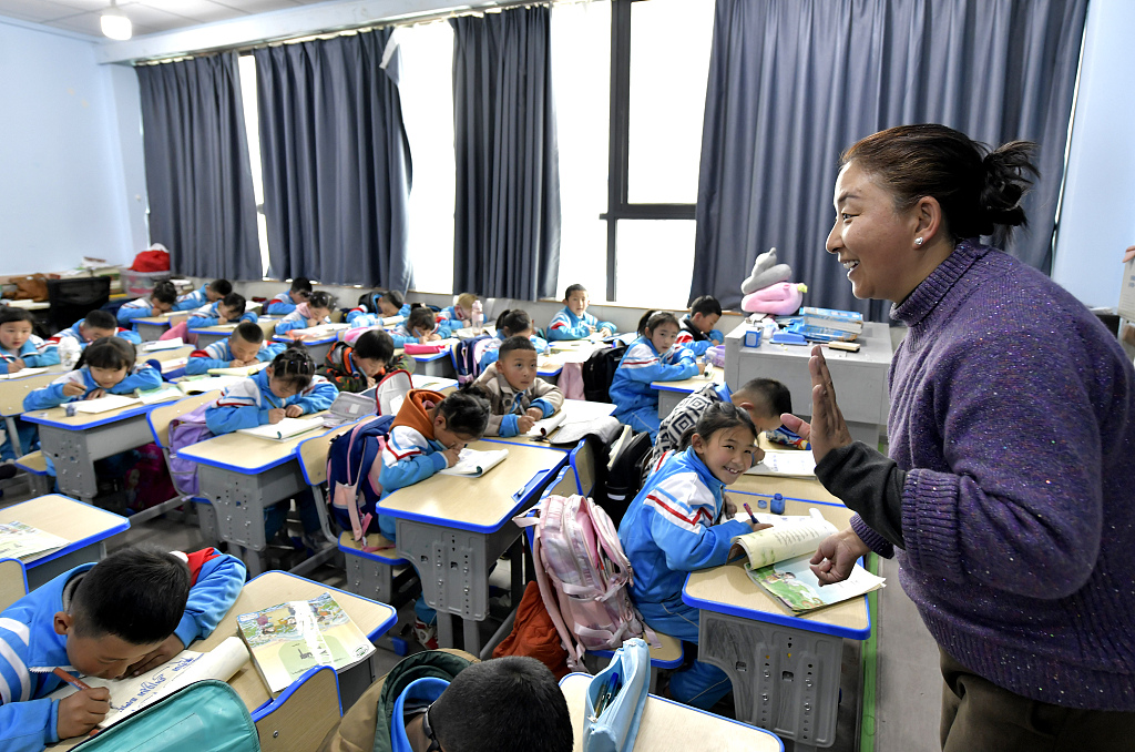 A teacher is teaching students Tibetan language at a primary school in Lhasa, southwest China's Xizang Autonomous Region, March 6, 2024. /CFP