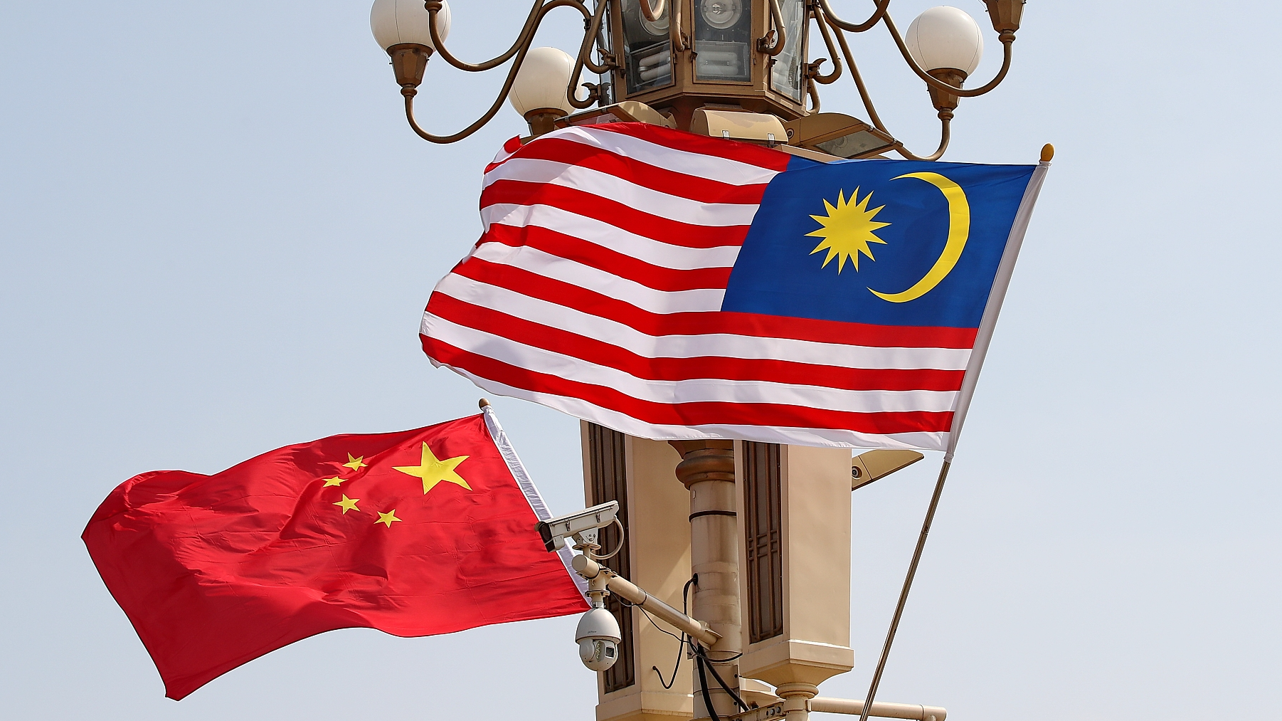 The national flags of China and Malaysia. /CFP