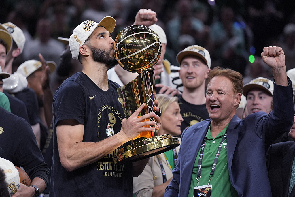 Jayson Tatum (L) of the Boston Celtics kisses the Larry O'Brien Trophy after winning the NBA championship at TD Garden in Boston, Massachusetts, June 17, 2024. /CFP