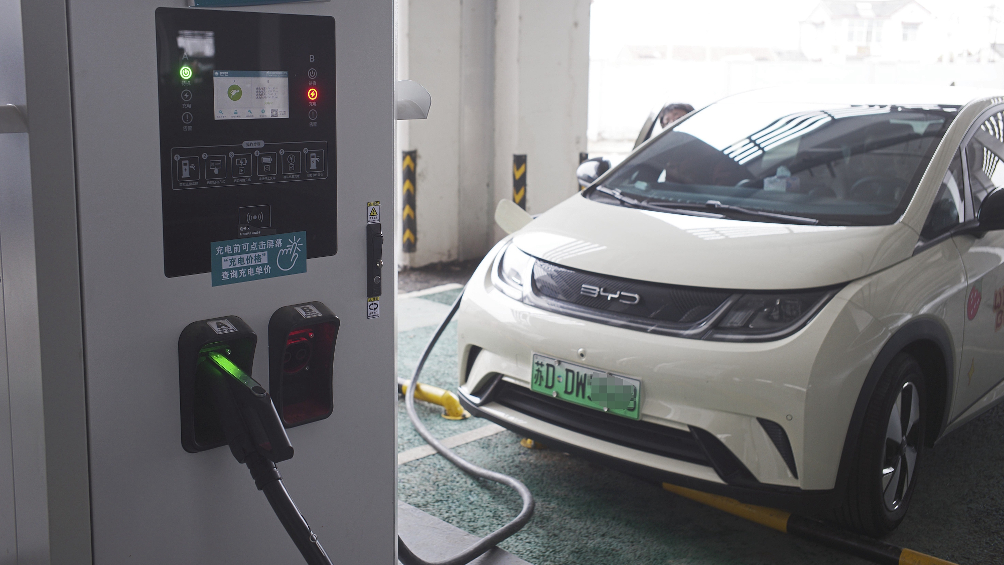 An electric car charges at a highway service station in east China's Jiangsu Province, March 1, 2024. /CFP