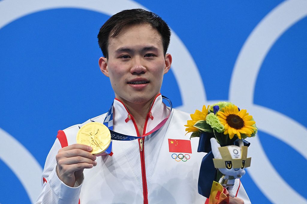 Xie Siyi of China poses with his gold medal after winning the men's 3m springboard final in the Tokyo Olympics at Tokyo Aquatics Centre in Tokyo, Japan, August 3, 2021. /CFP
