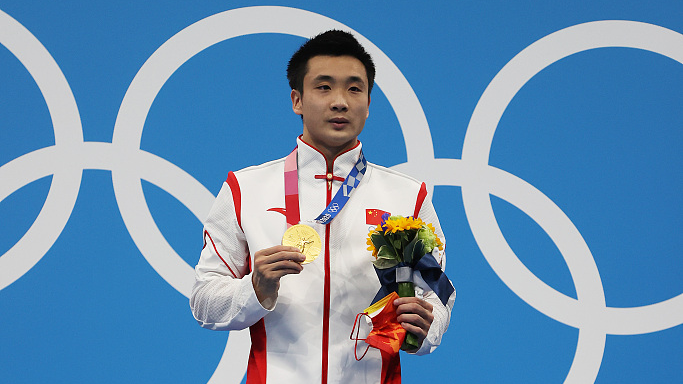 Cao Yuan of China poses with his gold medal after winning men's 10m platform final in the Tokyo Olympics at Tokyo Aquatics Centre in Tokyo, Japan, August 7, 2021. /CFP