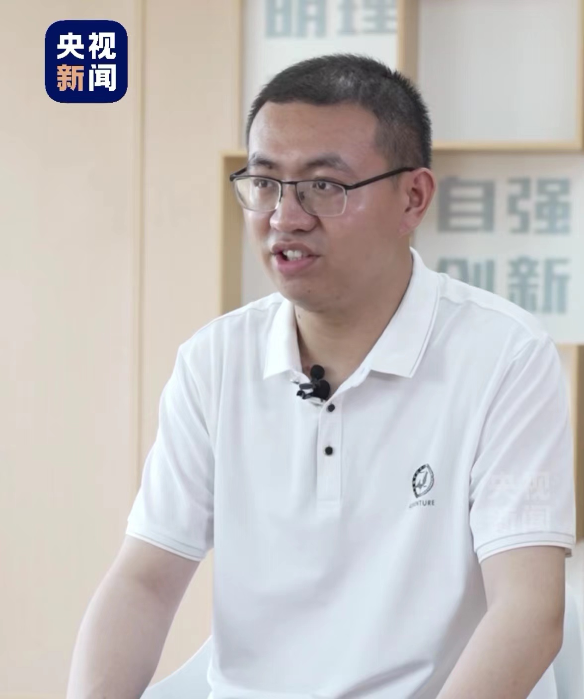 Wang Runqiu, Jiang Ping's math teacher, in an interview with China Media Group. /CMG