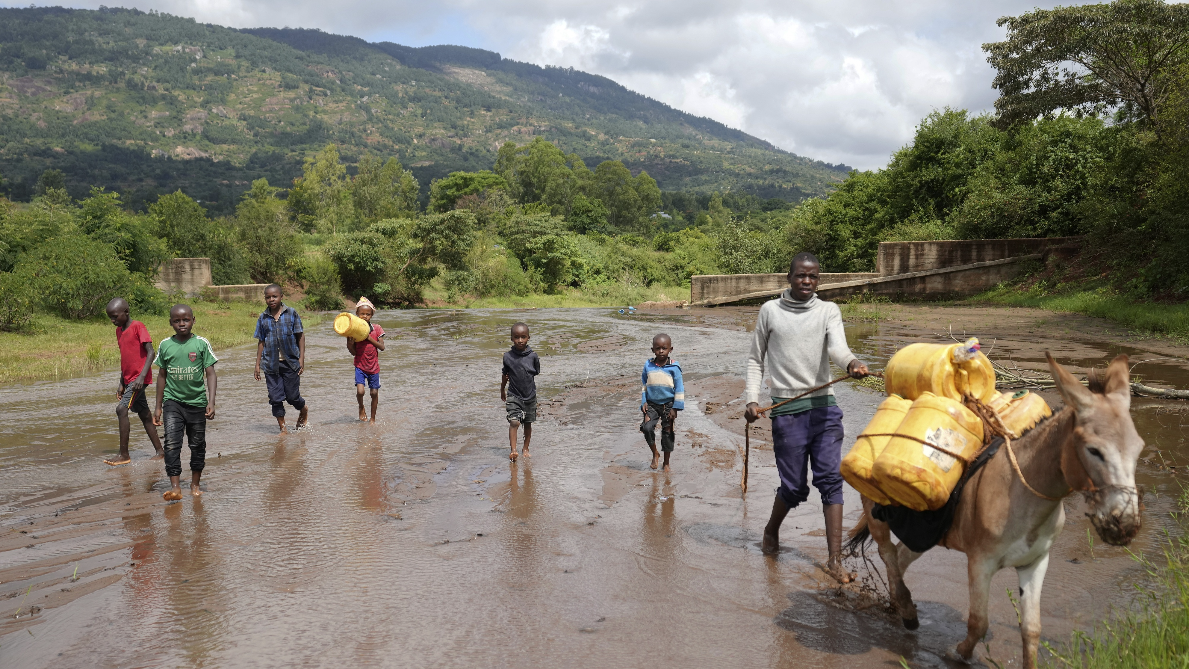 Children and a donkey walk on a sand dam in Makueni County, Kenya, March 1, 2024. /CFP
