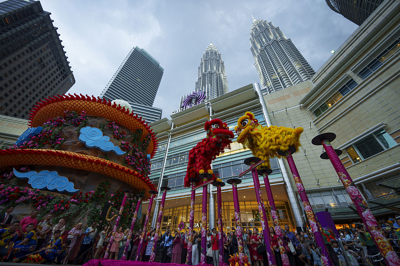 A lion dance performance attracts crowds of onlookers at Chinese New Year celebrations in Kuala Lumpur, Malaysia, January 18, 2024. /CFP