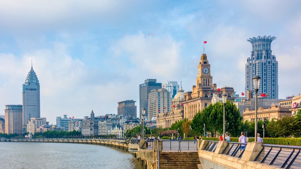 Picture-perfect Huangpu River draws tourists and film crews alike
