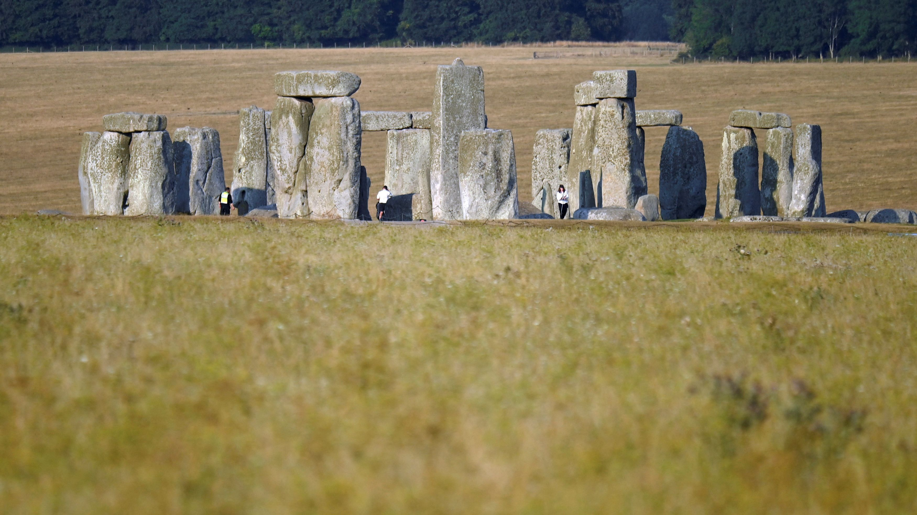 People walk around Stonehenge in Amesbury, Britain, August 12, 2022. /CFP