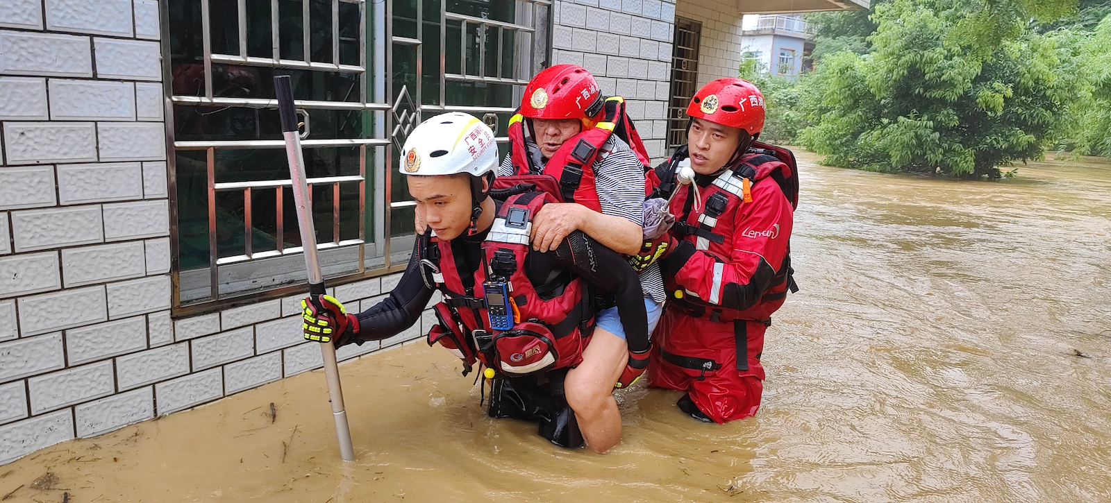 Rescue teams carry people out of a flooded building in Guilin City, south China's Guangxi Zhuang Autonomous Region, June 19, 2024. /CFP