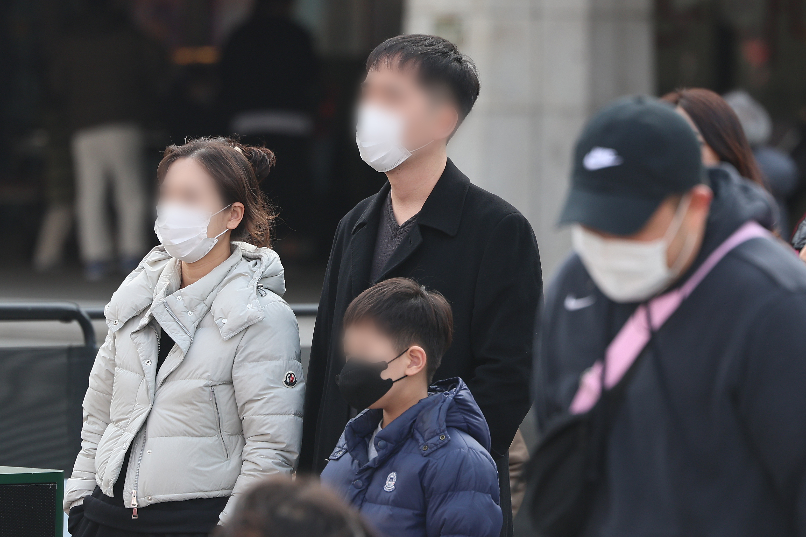 People wear masks ahead of a sandstorm in Seoul, South Korea, March 17, 2024. /CFP