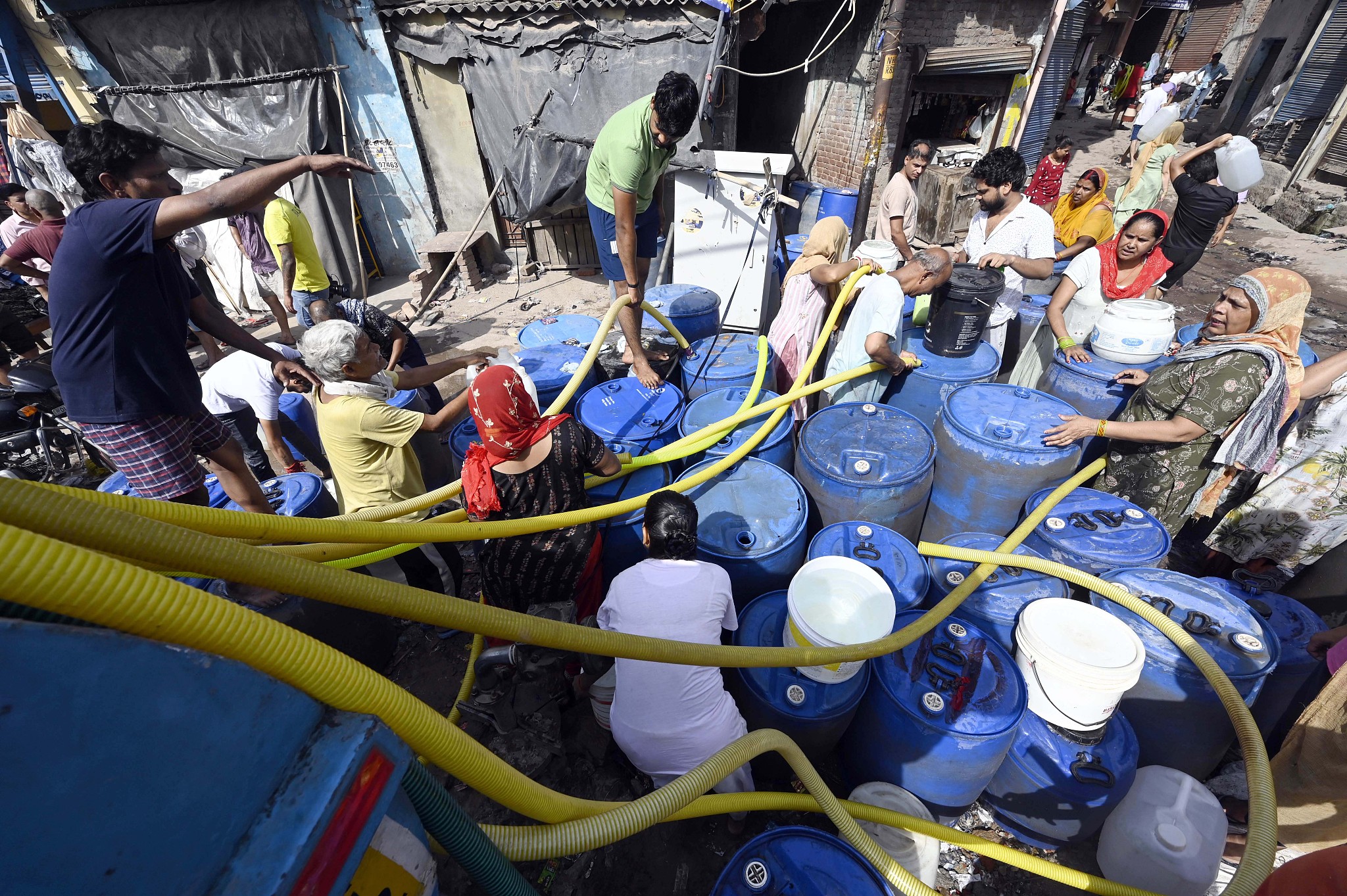 As temperatures hit record highs, people fill water from a Delhi government water tanker amid a water crisis at Sanjay Colony Okhla Industrial area in New Delhi, India, June 18, 2024. /CFP