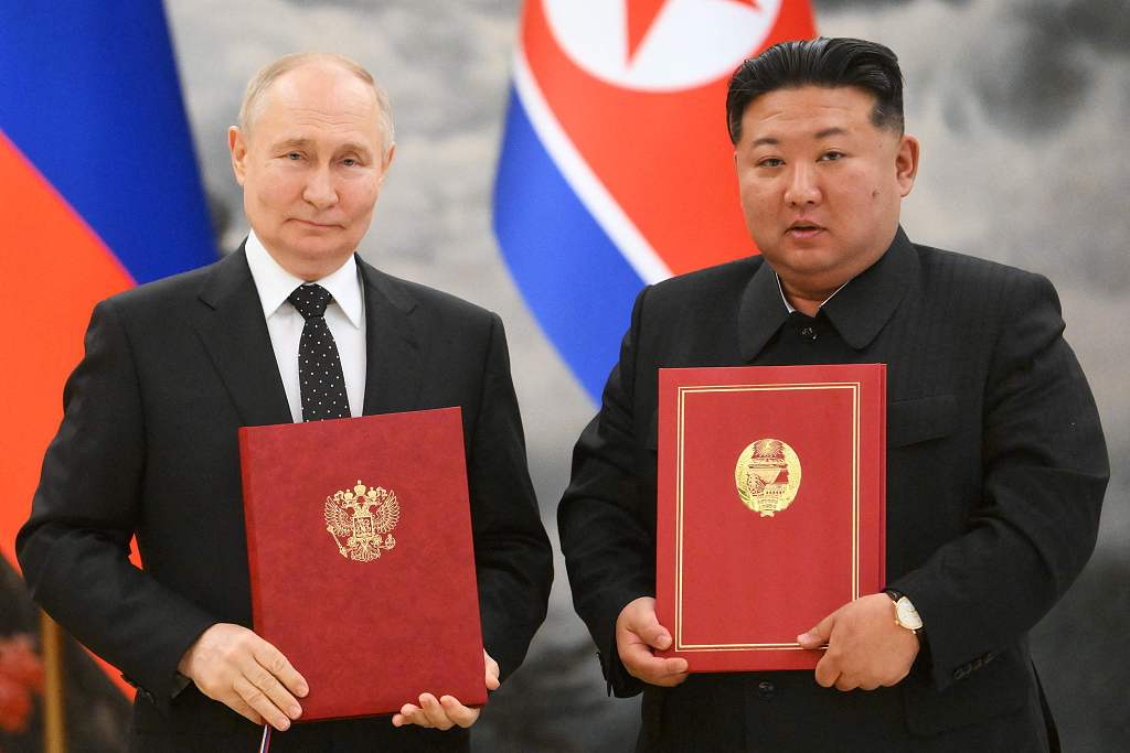 Russian President Vladimir Putin (L) and the DPRK's top leader Kim Jong Un (R) attend a signing ceremony following their bilateral talks at Kumsusan state residence, Pyongyang, June 19, 2024. /CFP