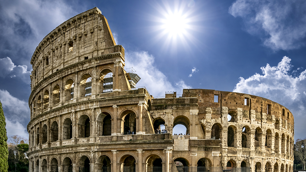 Live: Tourists grapple with rising temperatures in Rome