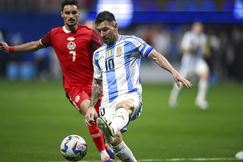 Lionel Messi (#10) of Argentina controls the ball in the Copa America group game against Canada at Mercedes-Benz Stadium in Atlanta, Georgia, June 20, 2024. /CFP