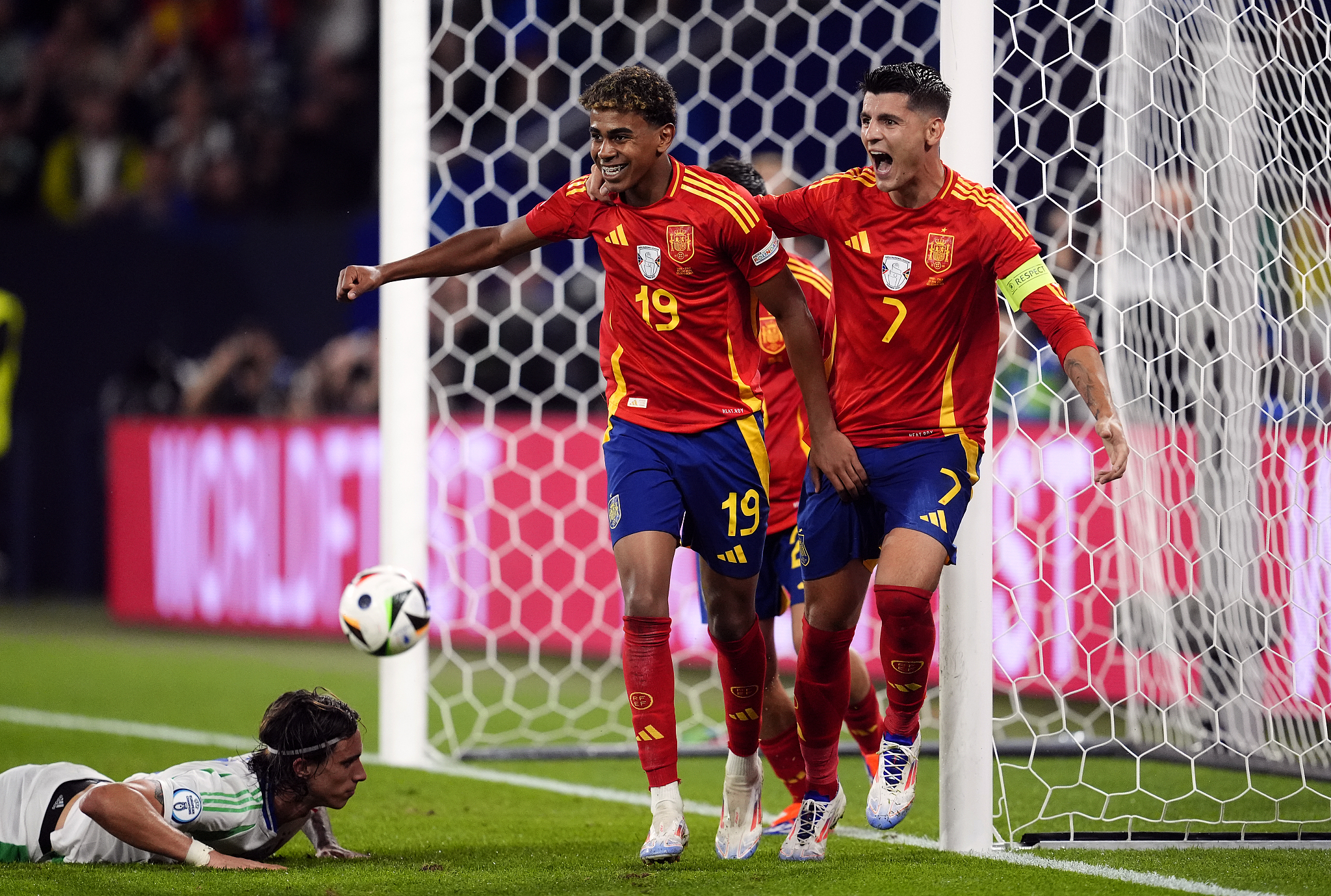 Players of Spain celebrate their 1-0 lead over Italy in the UEFA European Championship group game in at the Arena AufSchalke in Gelsenkirchen, Germany, June 20, 2024. /CFP