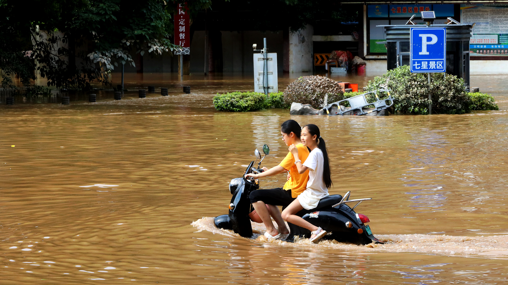 On June 19, 2024, continuous heavy rain on the upper reaches of the Lijiang River in Guilin City, south China's Guangxi Zhuang Autonomous Region. /CFP