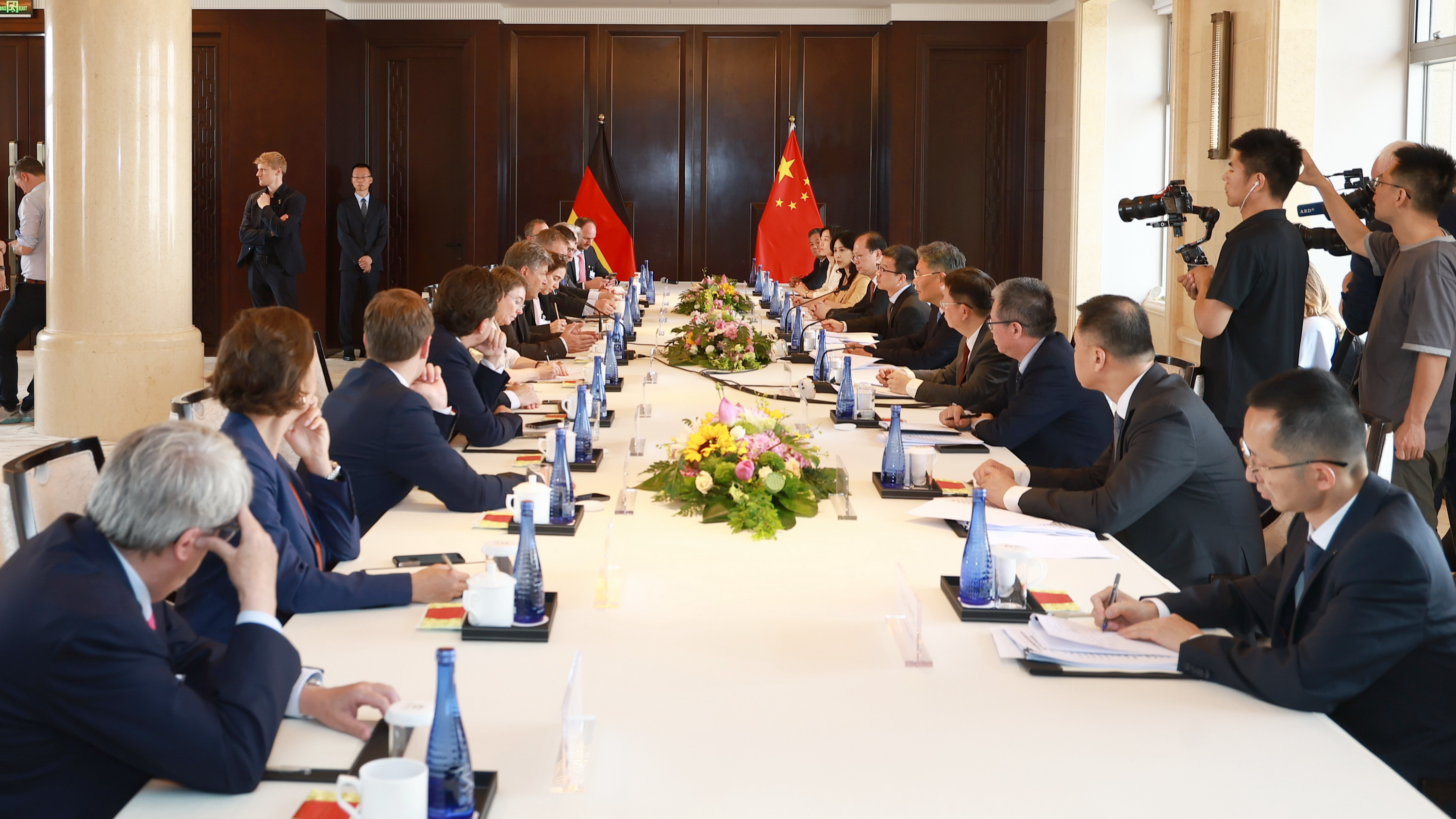 Chinese Commerce Minister Wang Wentao holds talks with Robert Habeck, Germany's vice chancellor and minister for economic affairs and climate action, in Beijing, China, June 22, 2024. /Ministry of Commerce