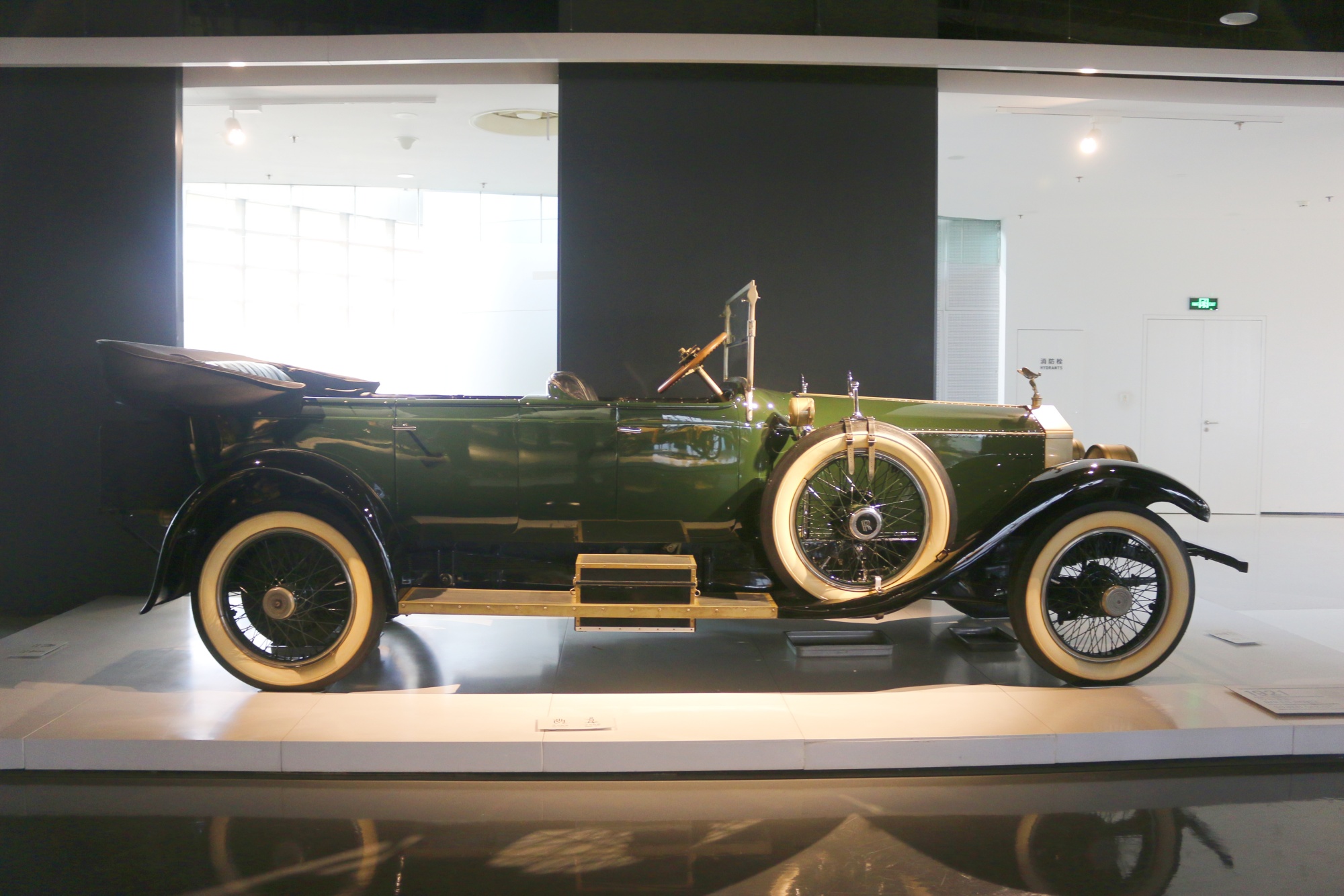 A 1921 Rolls-Royce Silver Ghost is displayed at the Shanghai Auto Museum. /CGTN