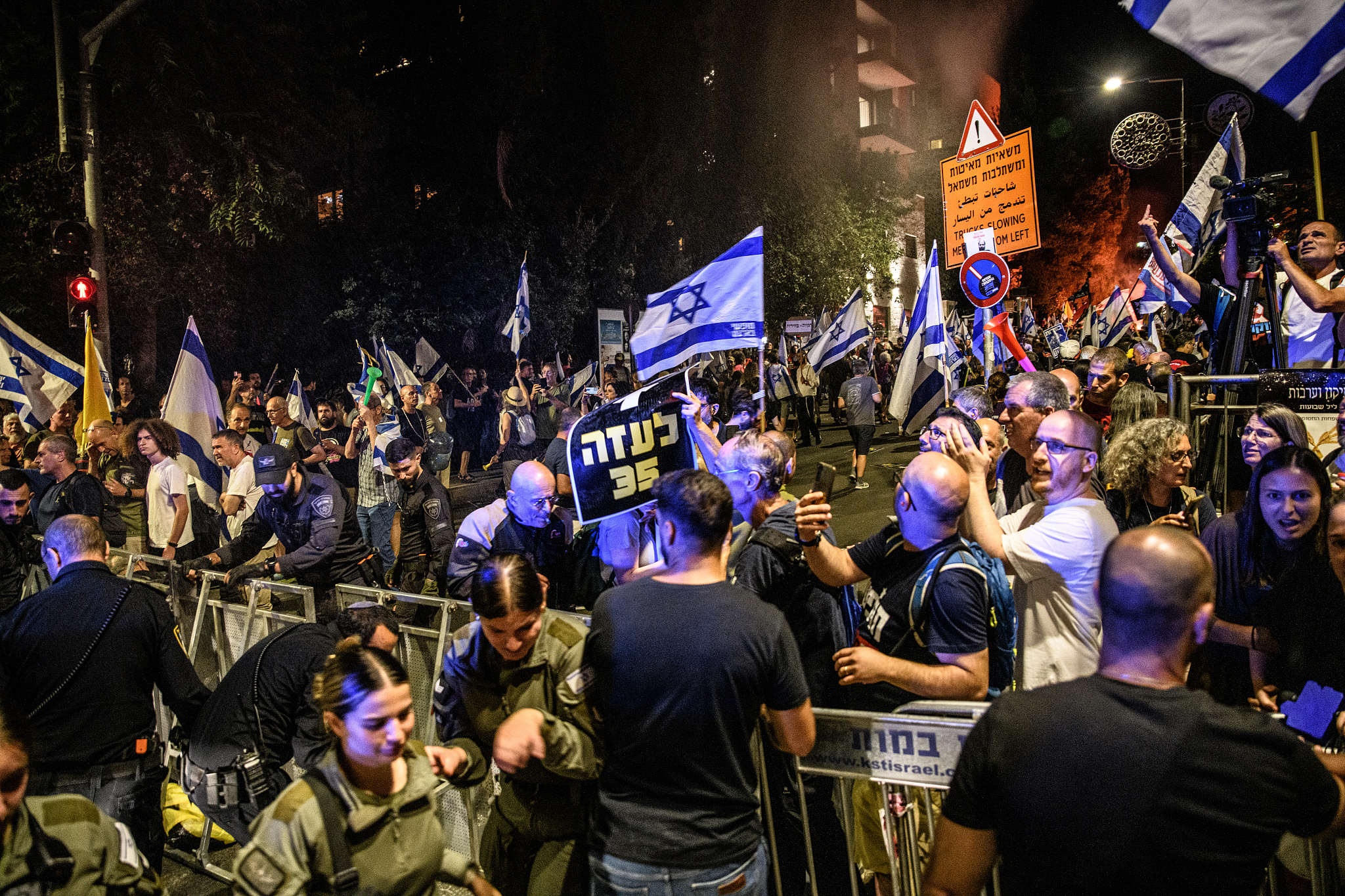 Thousands demonstrated against Israeli Prime Minister Benjamin Netanyahu near his residency in Jerusalem and called for a hostage deal. Some set up bonfires in the street, which were extinguished by Israeli police water cannons, June 17, 2024. /CFP
