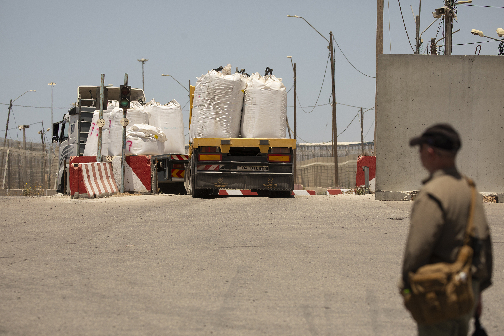 A worker looks at a truck loaded with aid moving into the Gaza Strip at the Kerem Shalom crossing point, as Israel announced tactical pauses in fighting within the Palestinian enclave to get in humanitarian assistance, June 17, 2024. /CFP