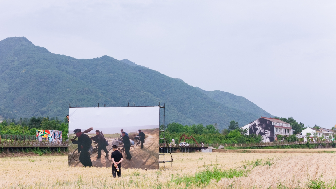 An art installation for the sixth Guanzhong Mangba Arts Festival is placed in a wheat field. /CGTN
