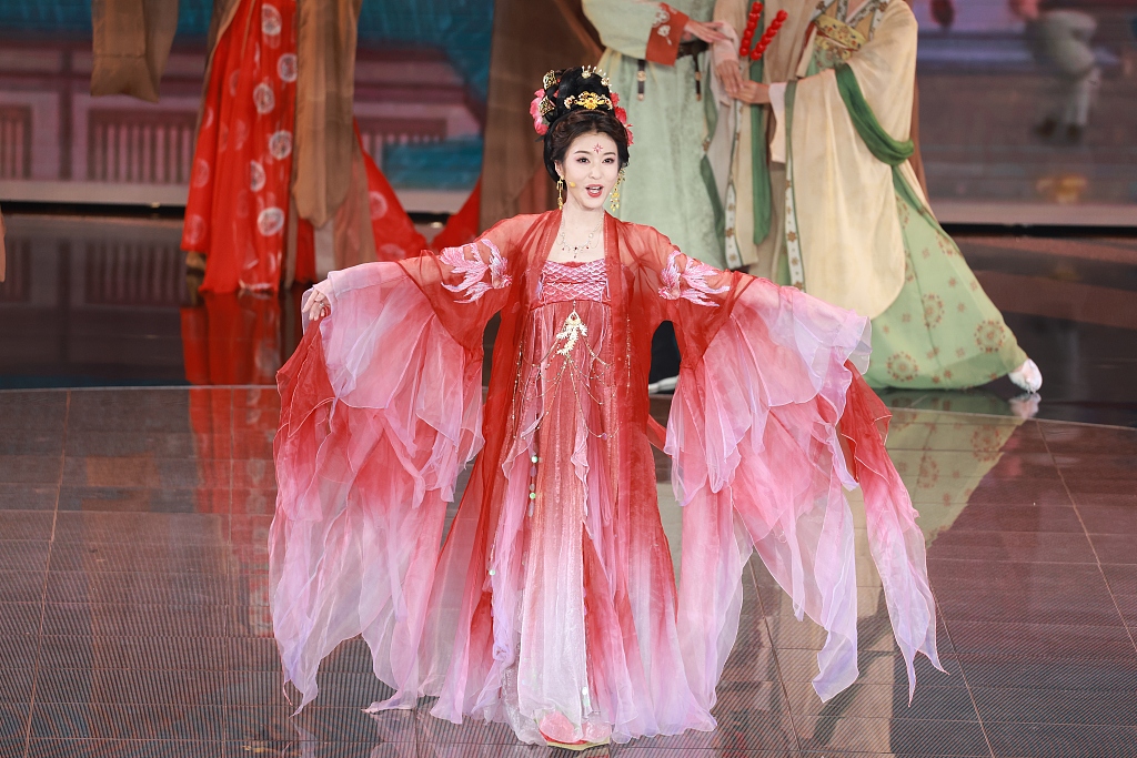 Yueju Opera artiste Li Yunxiao performs at the 21st China Movie Channel Media Awards at the Shanghai International Film Festival on the evening of June 21, 2024. /CFP