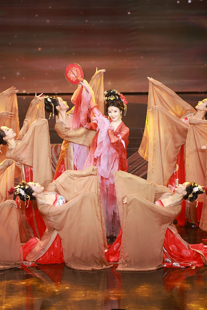 Yueju Opera artiste Li Yunxiao performs at the 21st China Movie Channel Media Awards at the Shanghai International Film Festival on the evening of June 21, 2024. /CFP