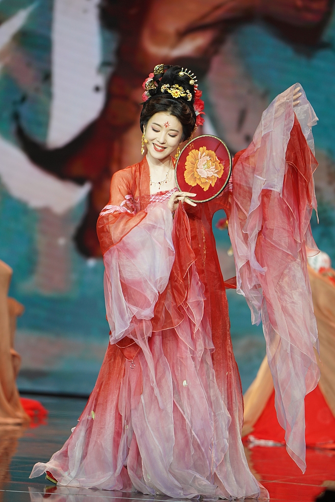 Yueju Opera artiste Li Yunxiao performs at the 21st China Movie Channel Media Awards at the Shanghai International Film Festival on the evening of June 21, 2024. /CFP