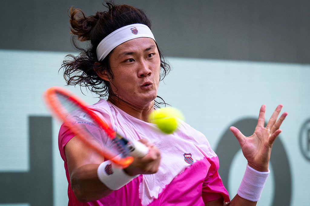 Zhang Zhizhen of China competes in the Terra Wortmann Open men's singles semifinals against Jannik Sinner of Italy in Halle, Germany, June 22, 2024. /CFP