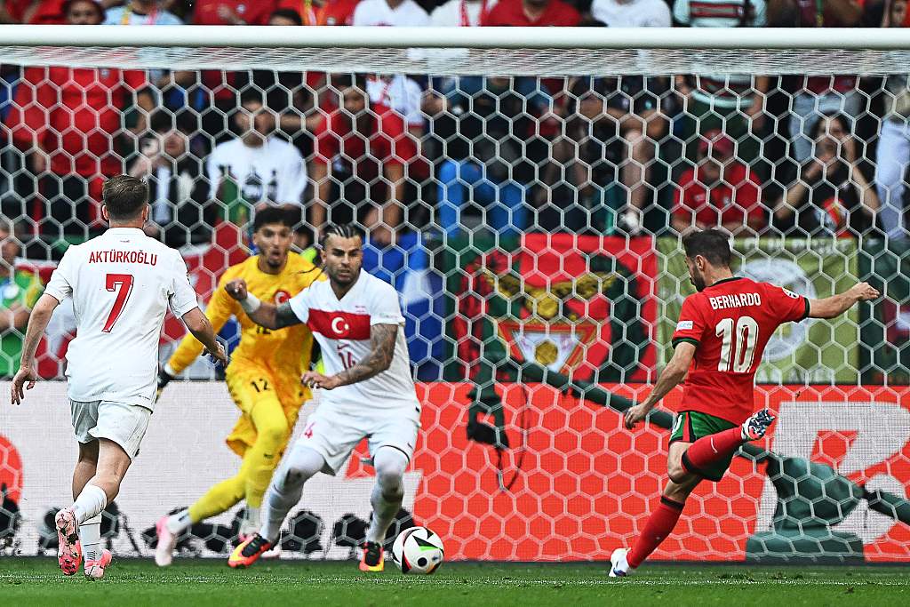 Bernardo Silva (#10) of Portugal shoots to score in the UEFA European Championship group game against Türkiye in Dortmund, Germany, June 22, 2024. /CFP
