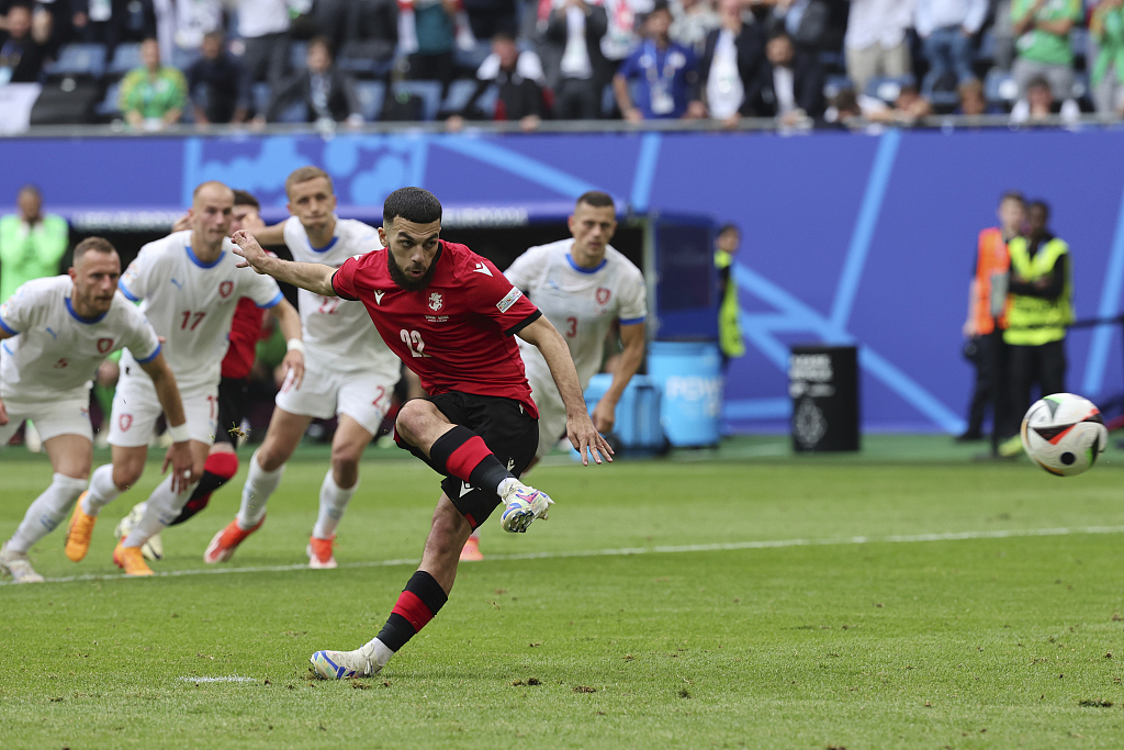 Georges Mikautadze (C) of Georgia shoots to score in the UEFA European Championship group game against the Czech Republic in Hamburg, Germany, June 22, 2024. /CFP