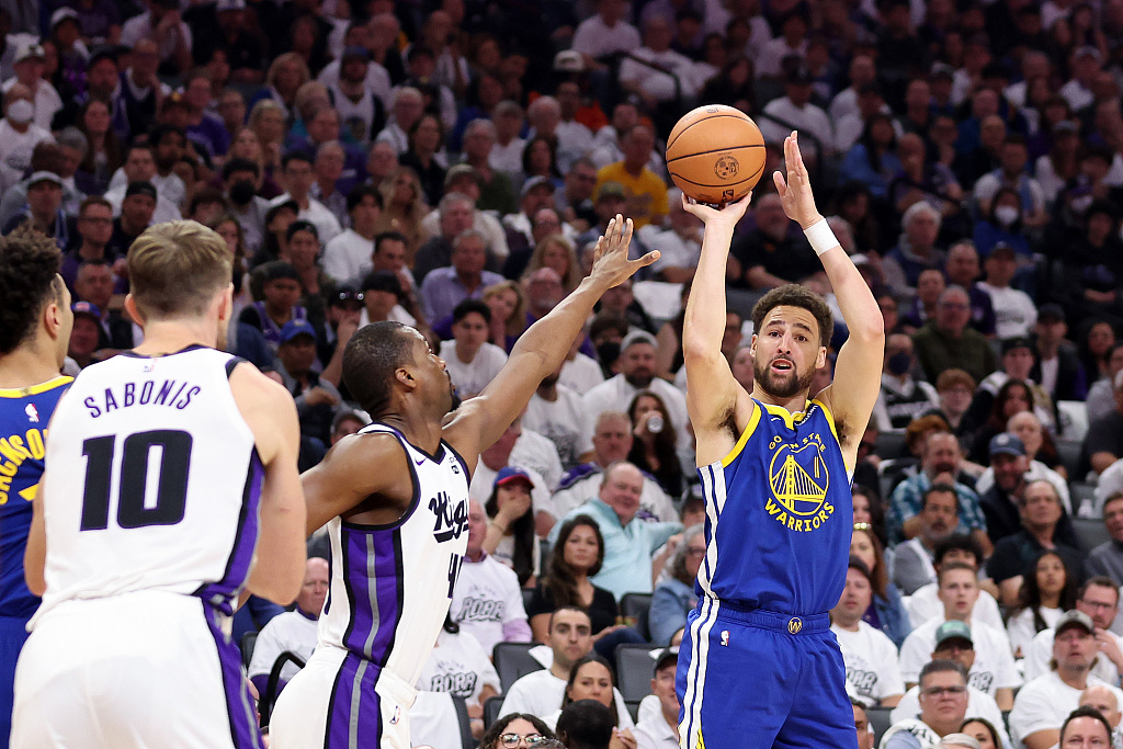 Klay Thompson (R) of the Golden State Warriors shoots in the Western Conference play-in tournament game against the Sacramento Kings at the Golden 1 Center in Sacramento, California, April 16, 2024. /CFP