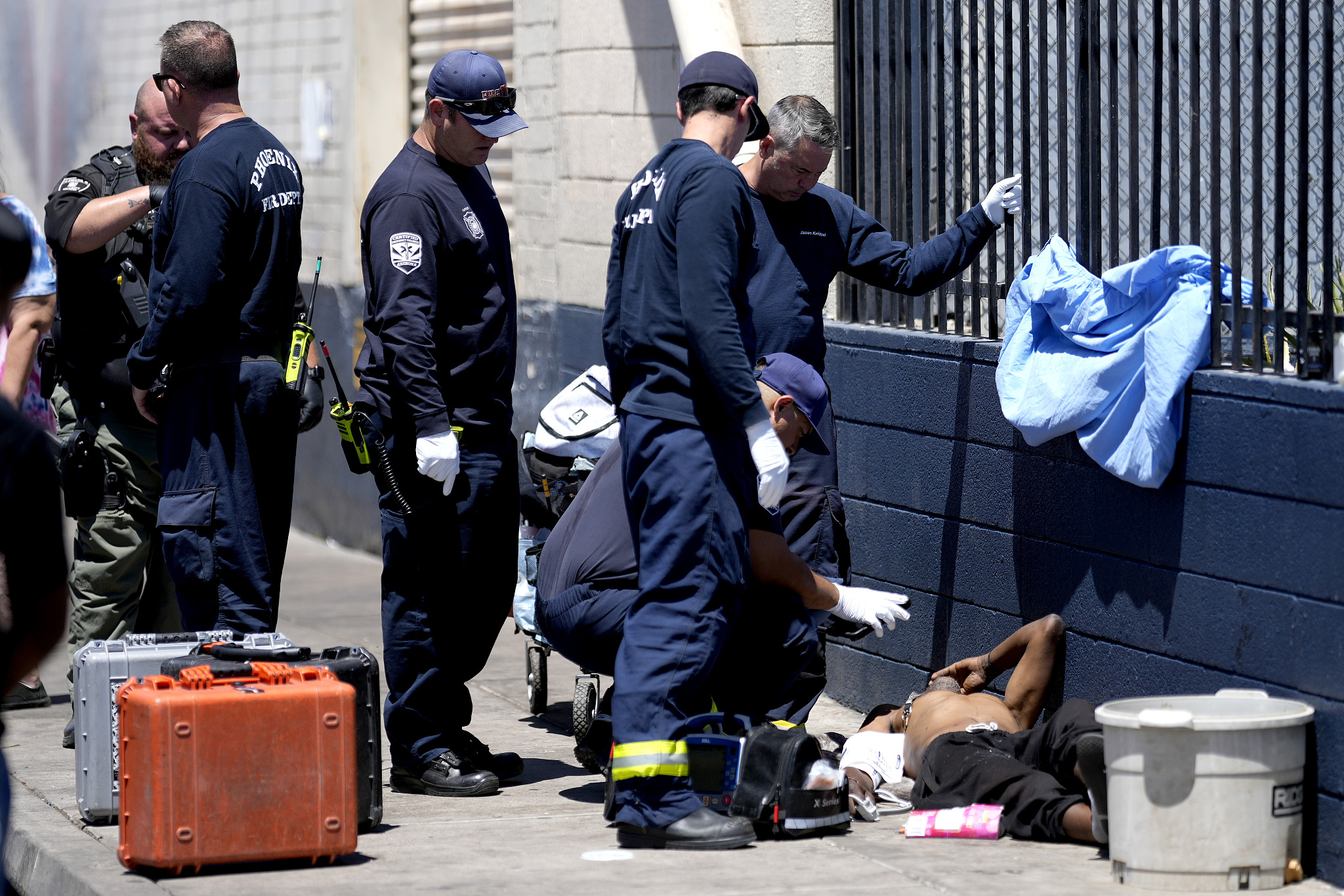 Phoenix firefighters give medical attention to a homeless man in the heat, Phoenix, Arizona, U.S., May 30, 2024. /CFP