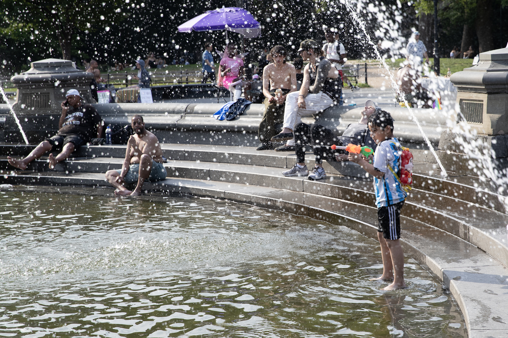 On June 21, 2024, a heat advisory was issued in New York City. Many people gathered at the fountain in Washington Square Park in Manhattan to cool off. /CFP
