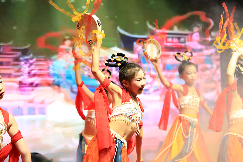 Girls perform traditional dances at a village gala in Shaoyang City, Hunan Province, June 22, 2024. /CFP