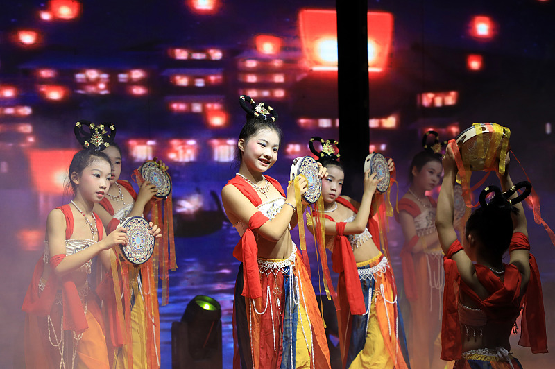 Girls perform traditional dances at a village gala in Shaoyang City, Hunan Province, June 22, 2024. /CFP