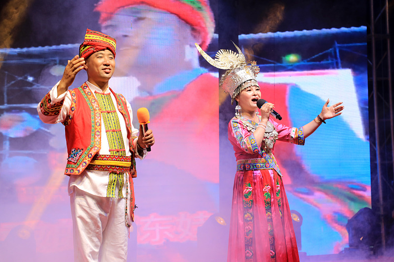 A duo perform traditional songs at a village gala in Shaoyang City, Hunan Province, June 22, 2024. /CFP