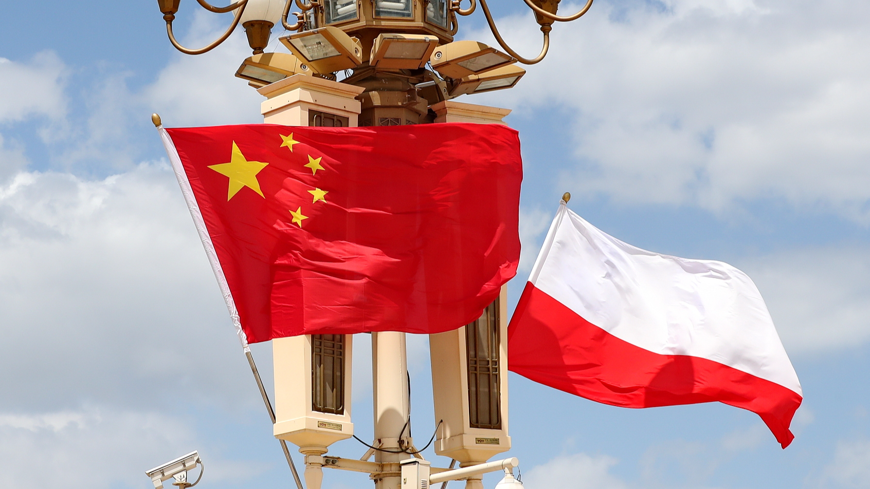 National flags of China and Poland. /CFP