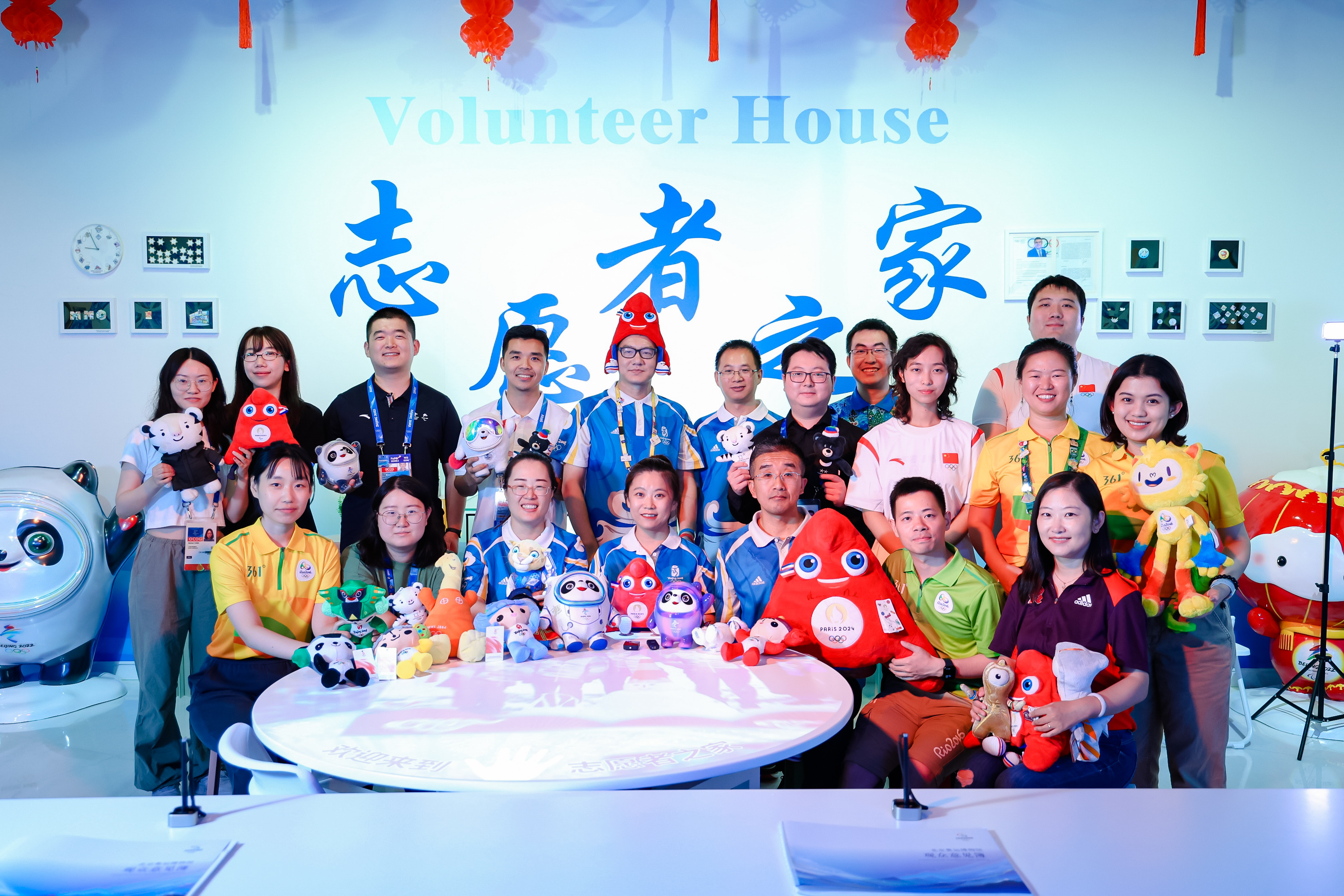 The volunteers recorded a cheerful greeting video with best wishes for the Paris 2024 Olympics, on June 23, 2024. / Beijing Olympic City Development Association