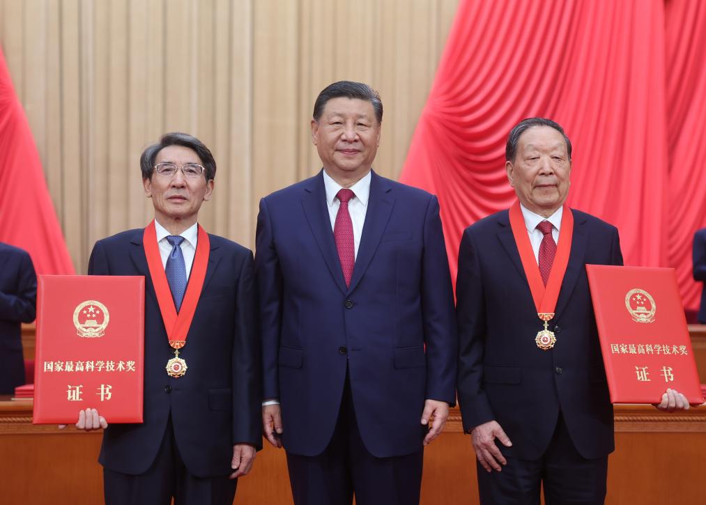 Chinese President Xi Jinping (C), also general secretary of the Communist Party of China Central Committee and chairman of the Central Military Commission, presents medals and certificates of China's top sci-tech award for the year 2023 to Li Deren (R), an academician of both the Chinese Academy of Sciences (CAS) and the Chinese Academy of Engineering from Wuhan University, and Xue Qikun (L), an academician of CAS from Tsinghua University, at the Great Hall of the People in Beijing, China, June 24, 2024. /Xinhua