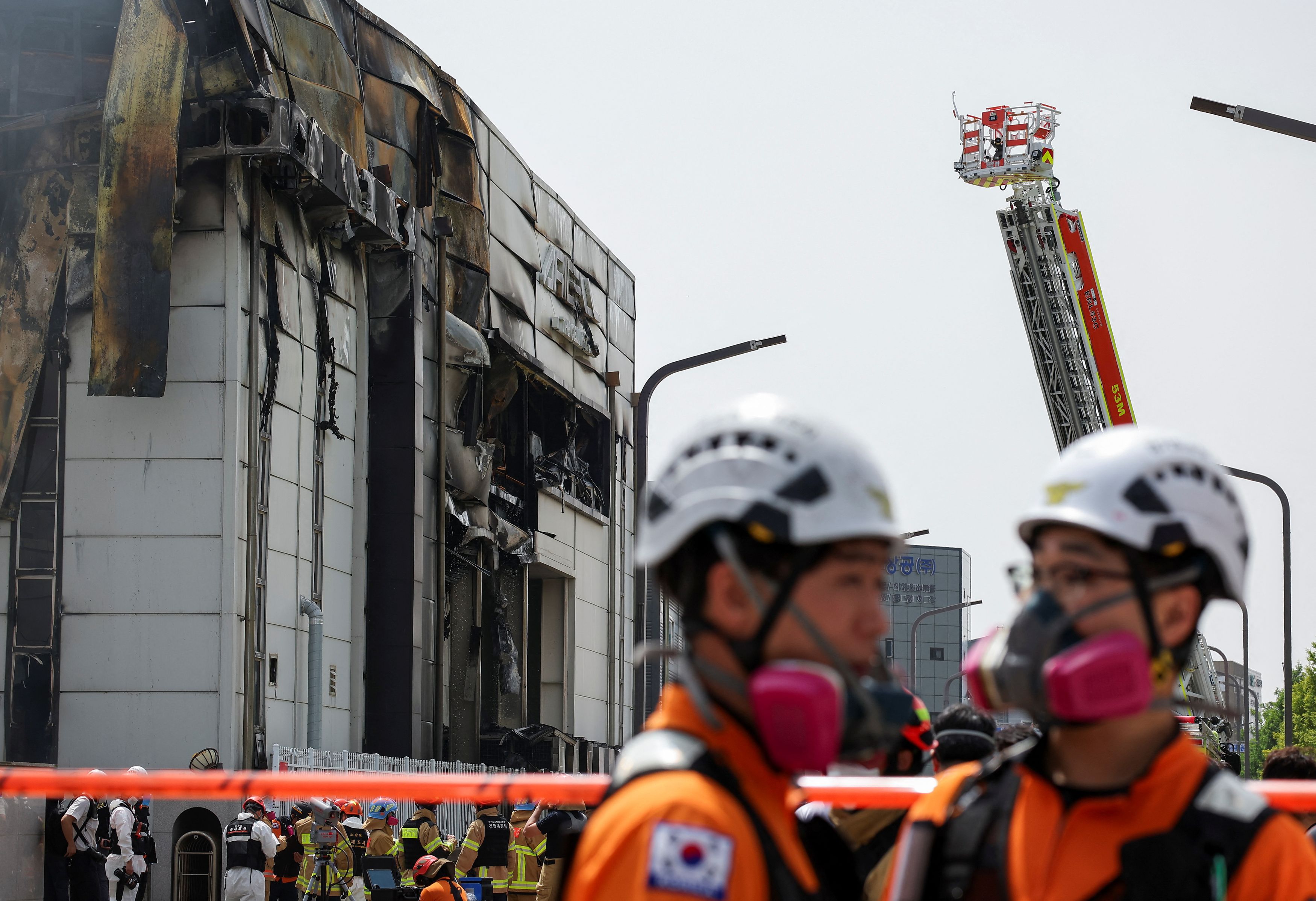 Emergency personnel at the site of a deadly battery factory fire in Hwaseong, South Korea, June 24, 2024. /Reuters