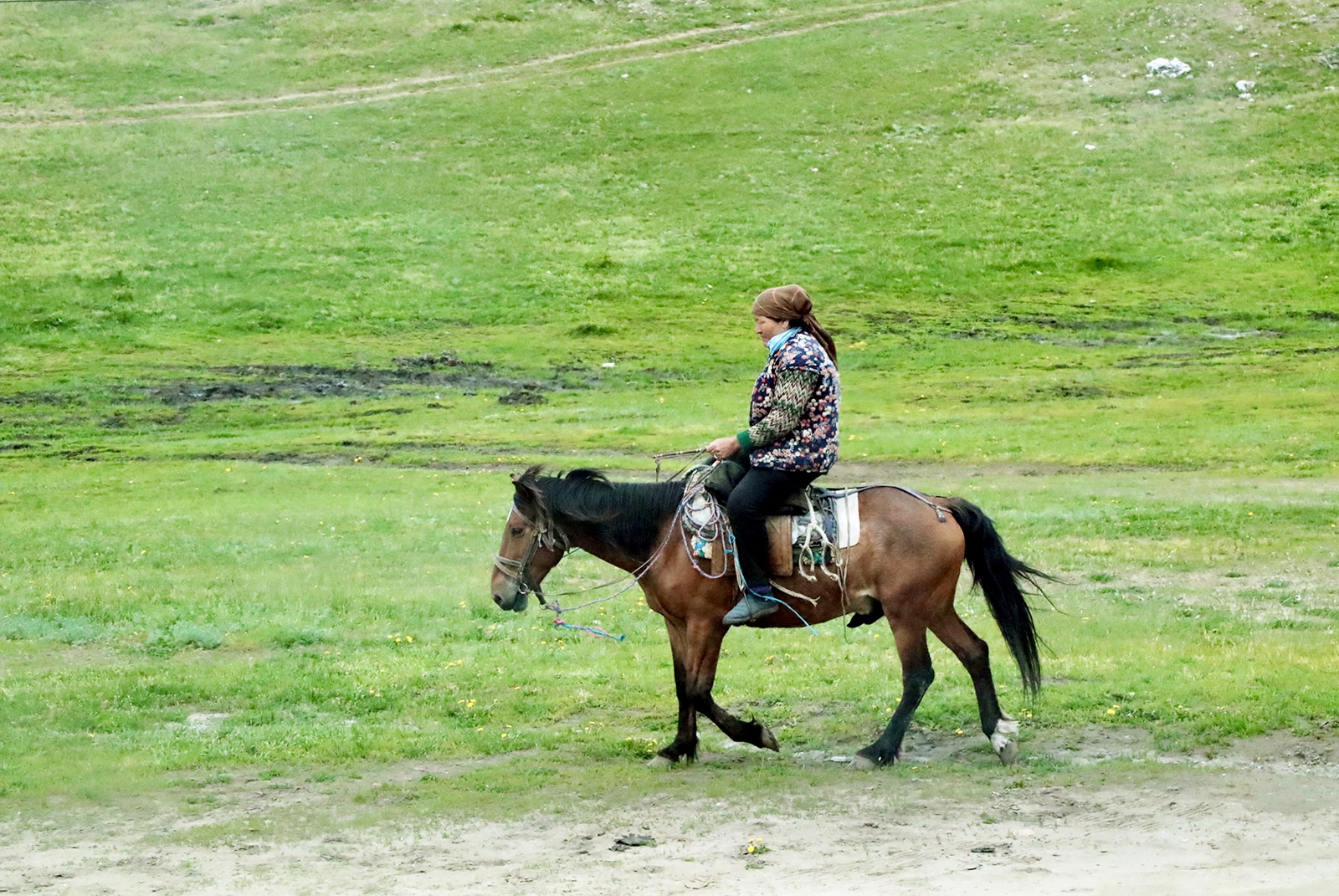A herder rides a horse in Burqin County, Altay, Xinjiang. /CGTN