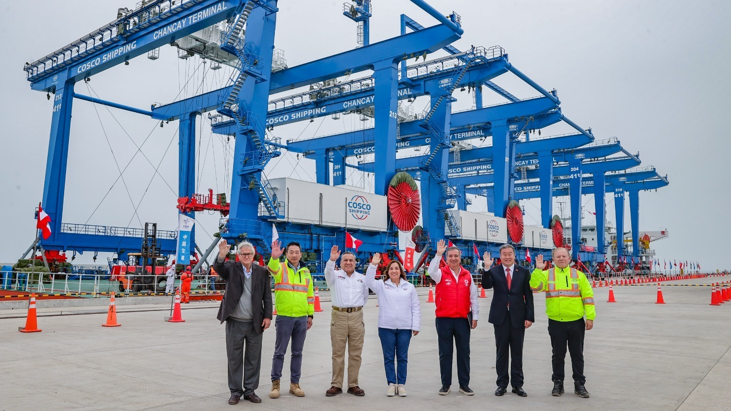 Peruvian President Dina Ercilia Boluarte Zegarra (L4) welcomes initial shipment of port equipment to Chancay, Peru, June 14, 2024. /CMG