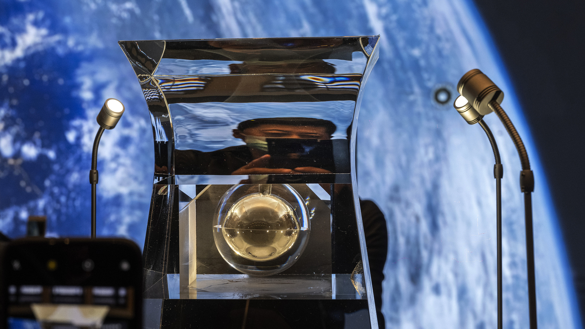 Chinese researchers discover first natural few-layer graphene on moon