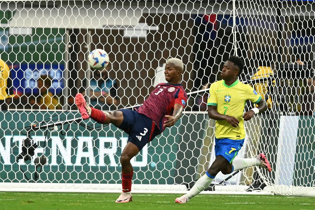 Costa Rica's defender Jeyland Mitchell (L) kicks the ball away from the goal next to Brazil's forward Vinicius Junior during their Copa America Group D match in Inglewood, U.S., June 24, 2024. /CFP