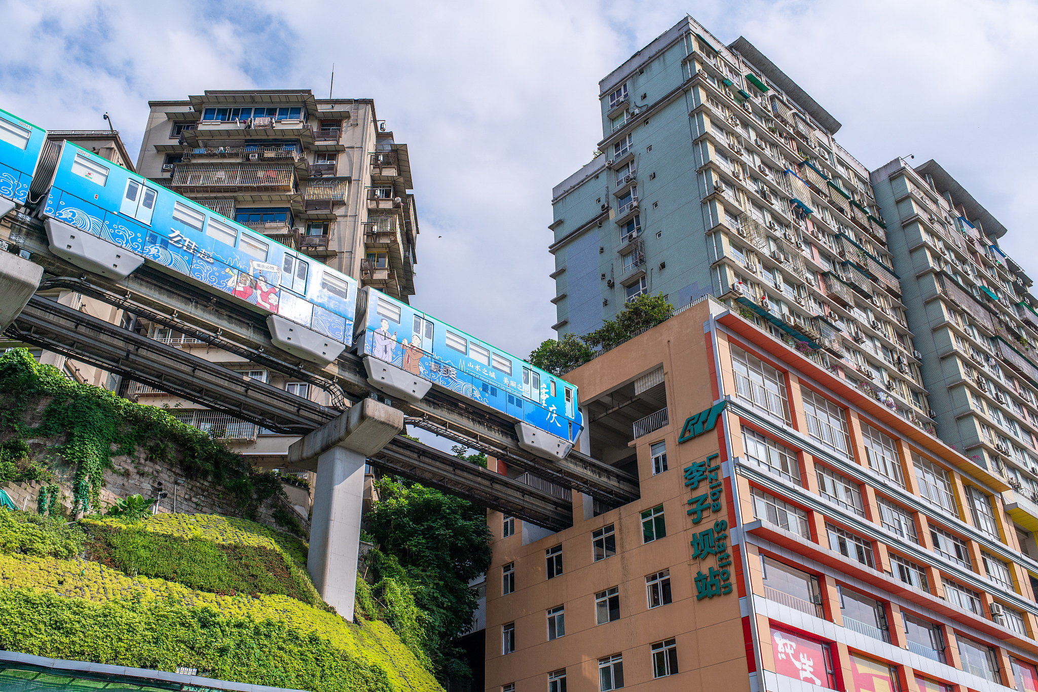 Experiencing the magic of Chongqing's transportation 