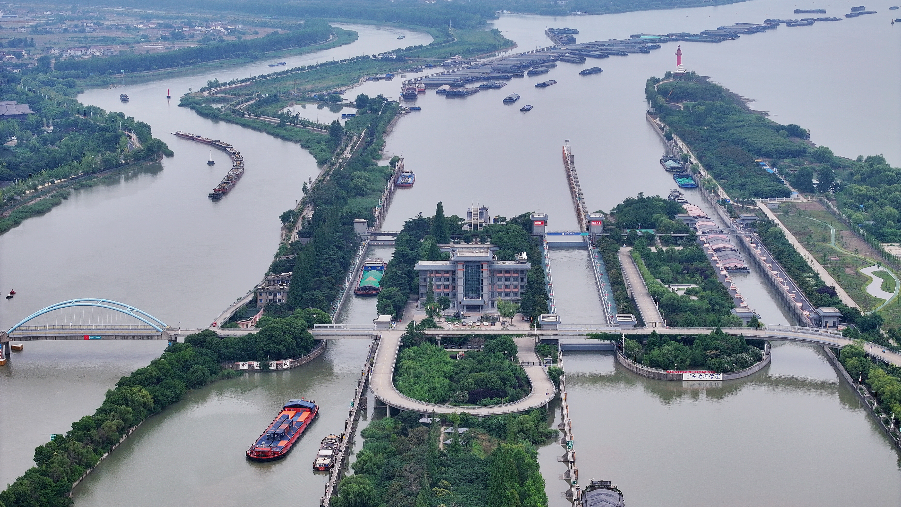 An aerial view of the Grand Canal which runs between Beijing and Hangzhou over a total length of 1,794 kilometers. /CFP