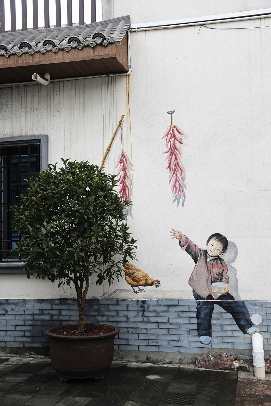 Walls are adorned with paintings that depict vibrant scenes of rural life in Lizu Village in Yiwu, Zhejiang Province. /CGTN